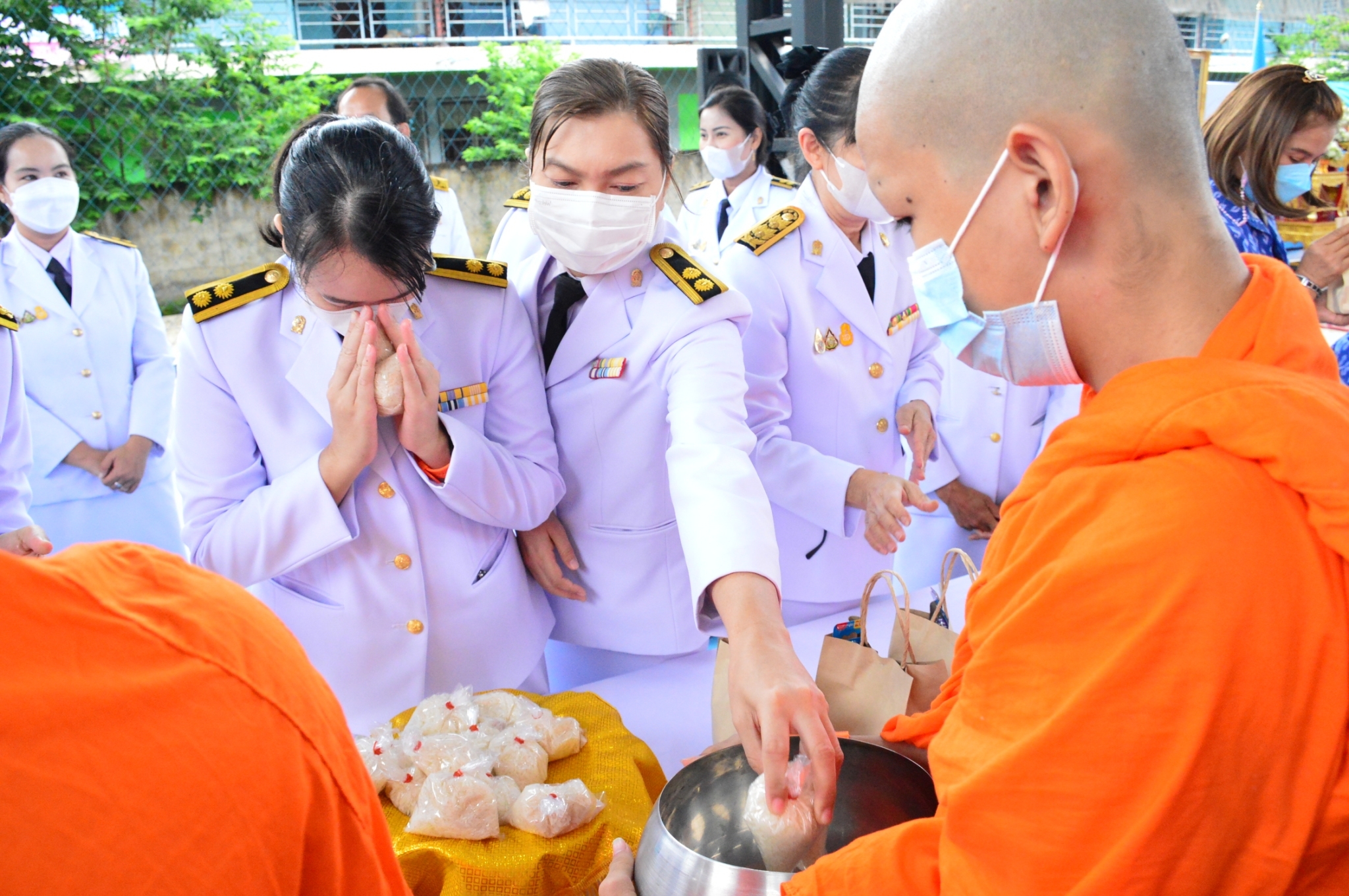 LINE ALBUM พิธีทำบุญตักบาตร พระบรมราชชนนีพันปีห 10